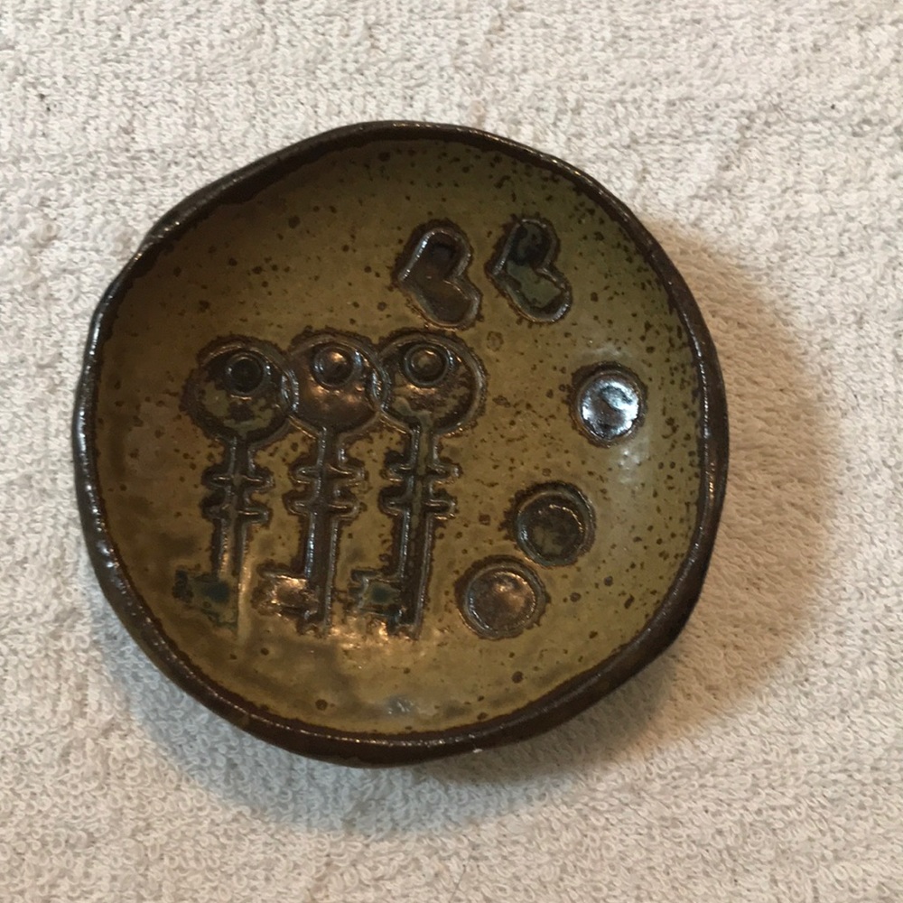 Pottery trinket holder, keys change etc